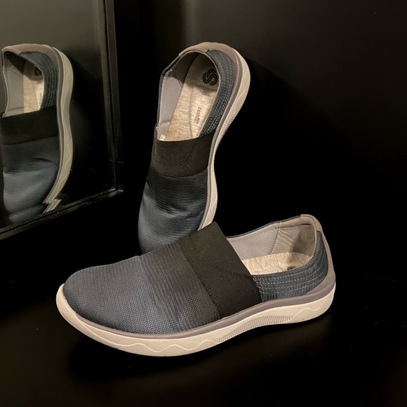 Clarks Blue Slip On Sneakers - Picture 1 of 8